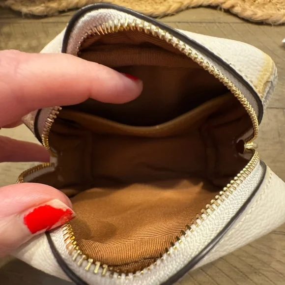 Coach Pouch 🩷 - Picture 4 of 7